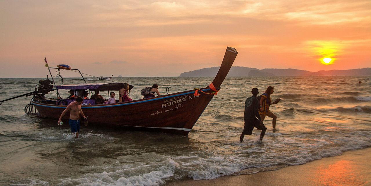 Long_tail_boat_arrives_to_Ao_Nang_beach_at_sunset