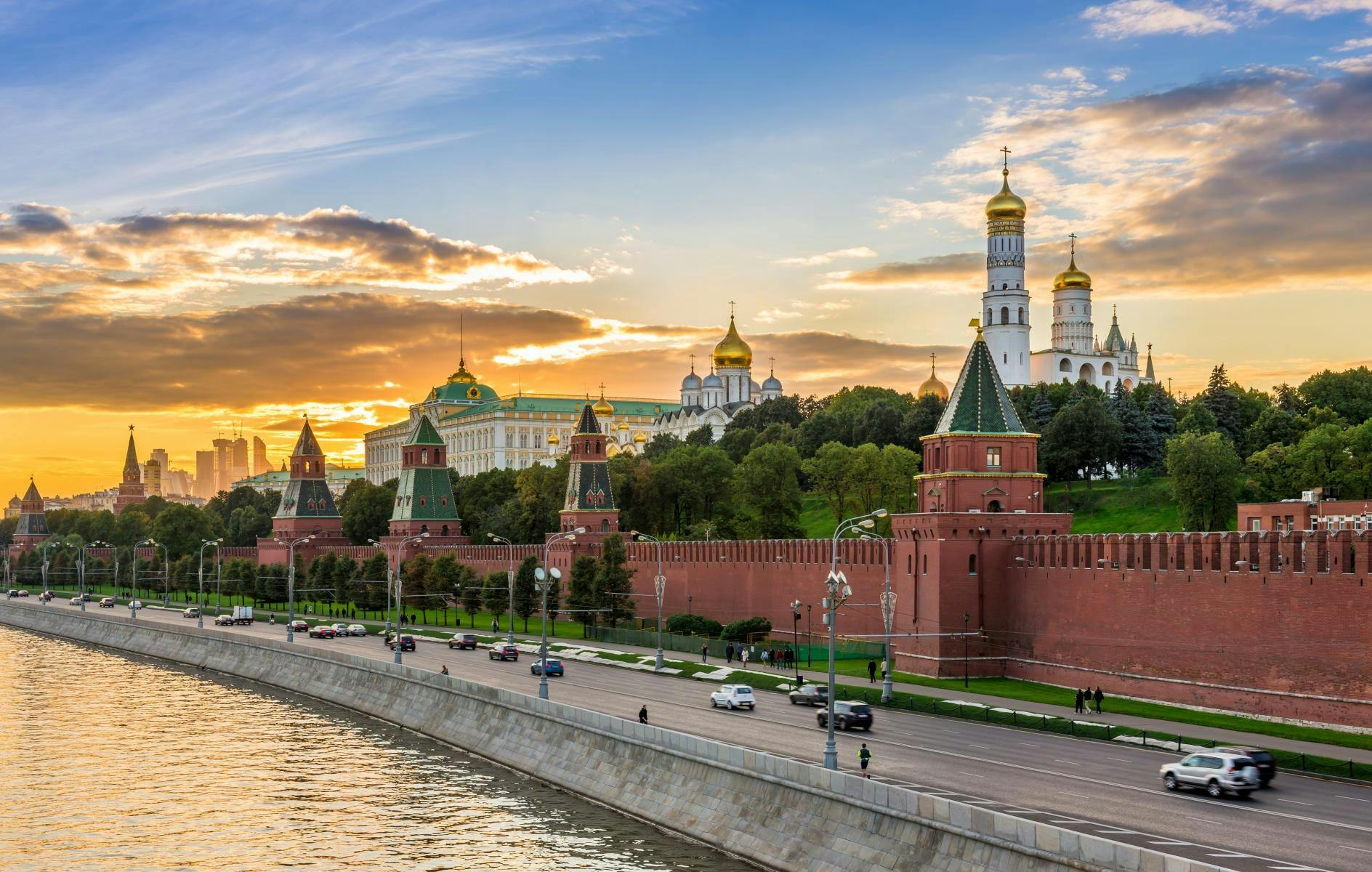 moscow-kremlin-sunset-jpg_header-93265